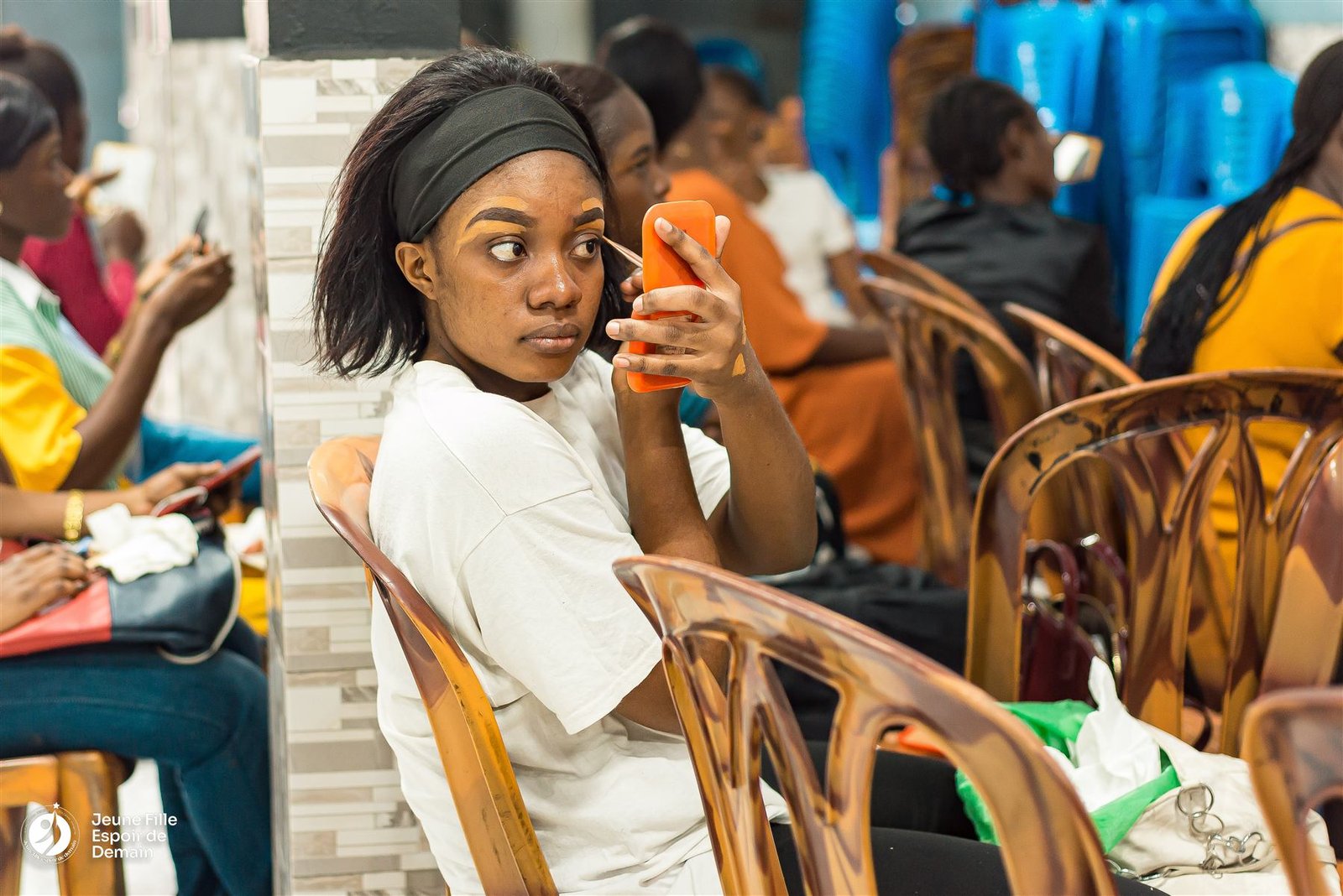 Jeune fille en pratique lors de la formation make-up JFED